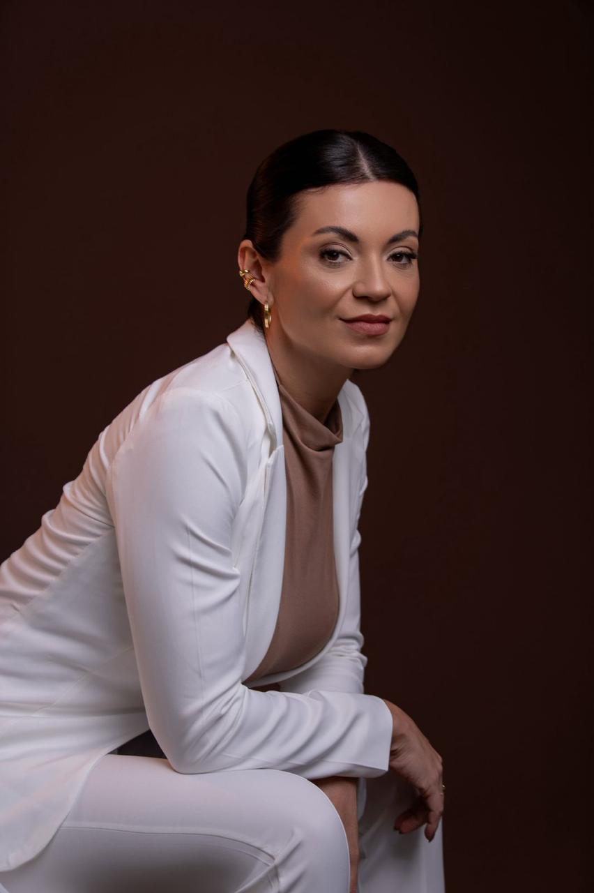 Ariane Gomes — Fundadora e especialista em estética avançada